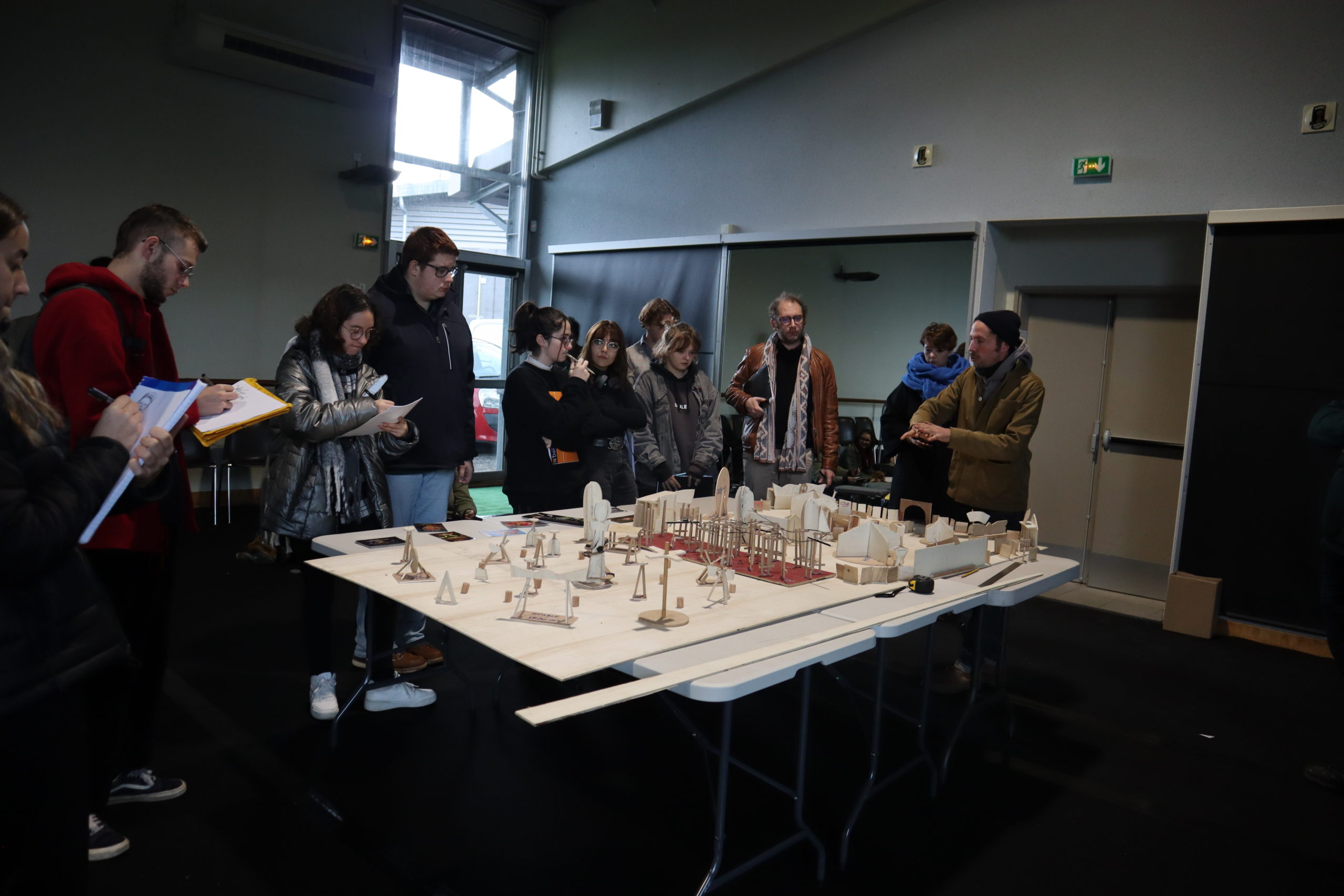 Élèves et professeur de Saint-Géraud devant une maquette